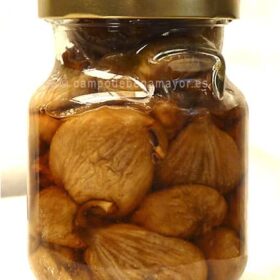 Tarro de higos secos en aguardiente