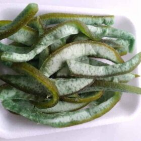 Pomelo verde deshidratado en tiras