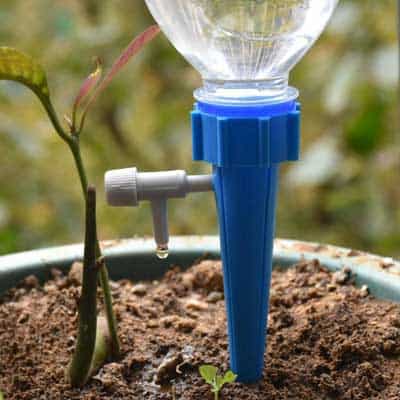 Un dosificador de agua para macetas al que puedes añadir fertilizantes
